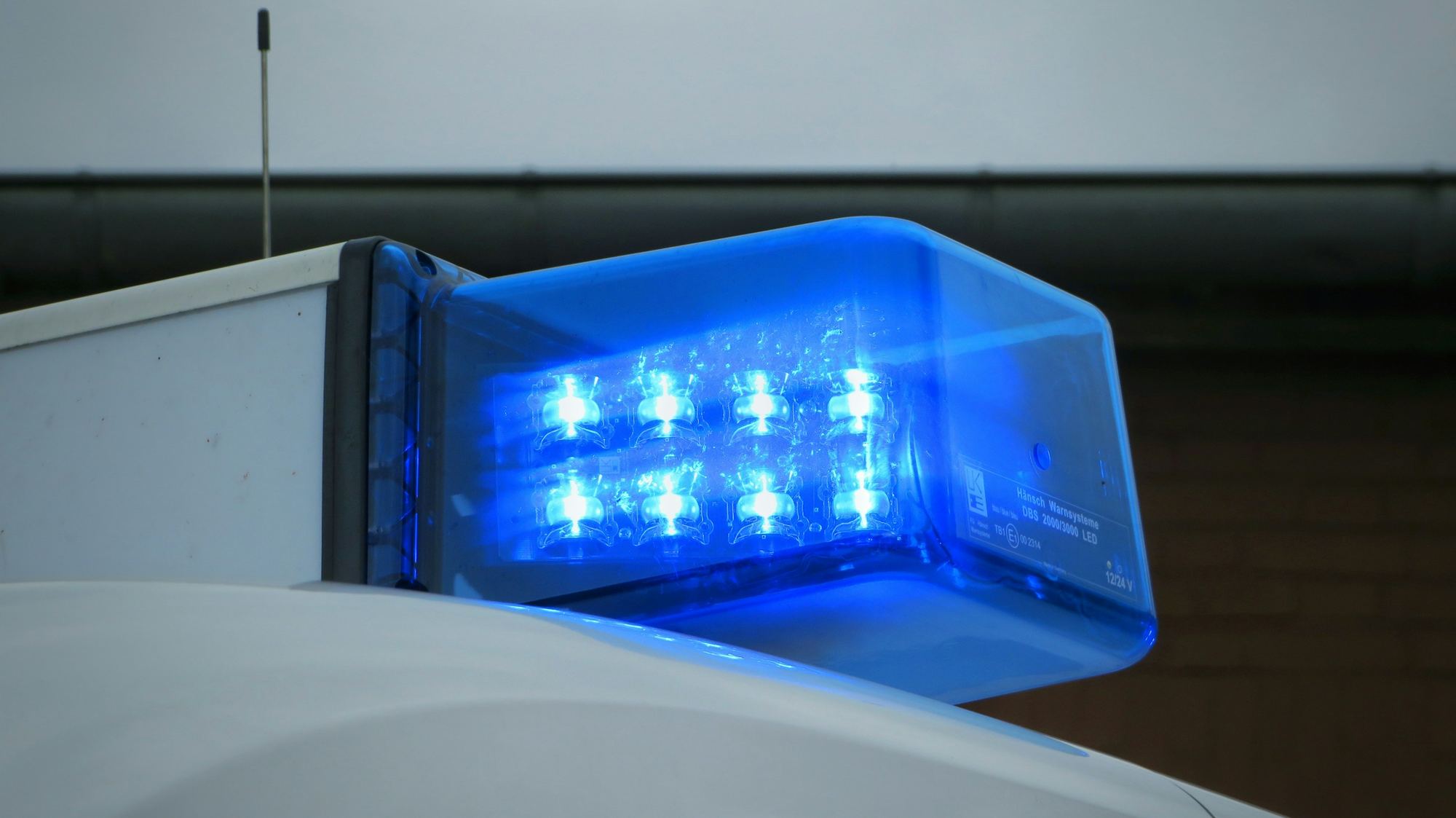 Blaulicht auf dem Dach eines Einsatzfahrzeugs